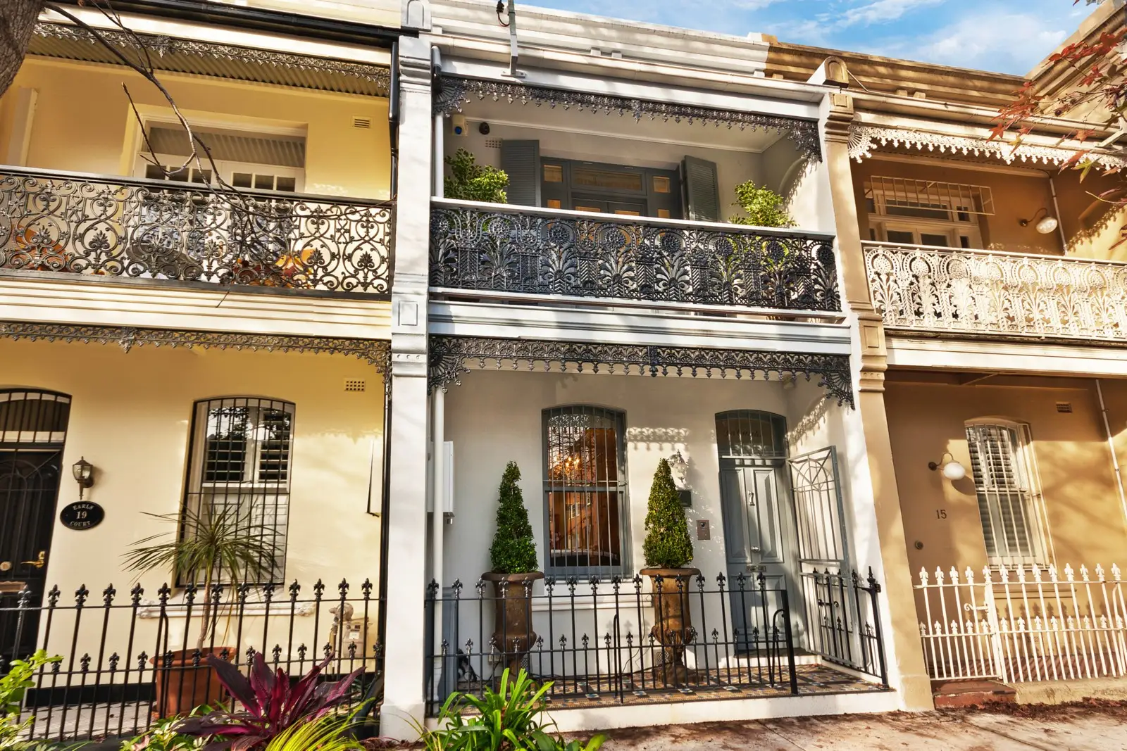 17 Victoria Avenue, Woollahra Sold by Sydney Sotheby's International Realty - image 2