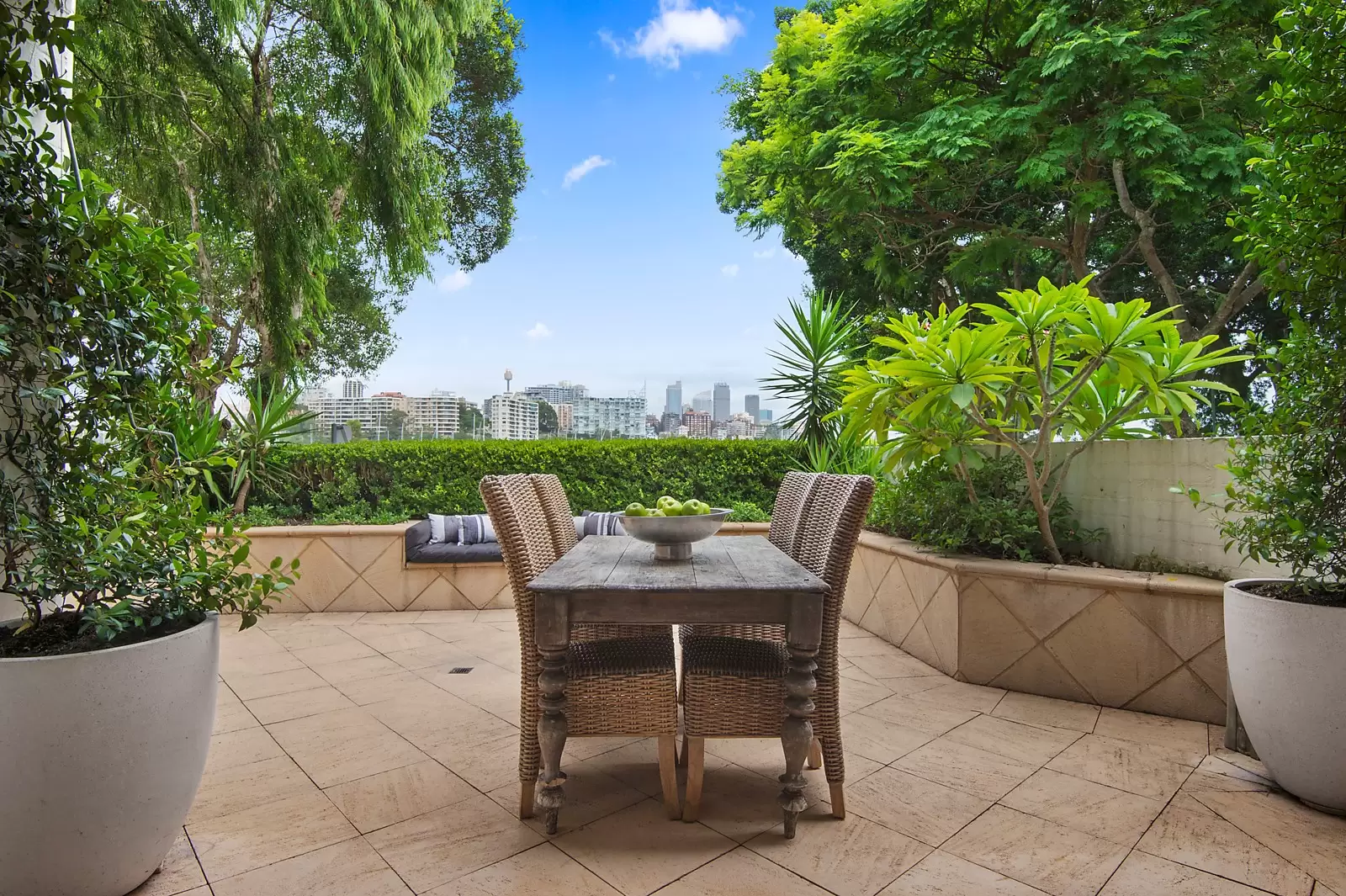61 New Beach Road, Darling Point Sold by Sydney Sotheby's International Realty - image 1