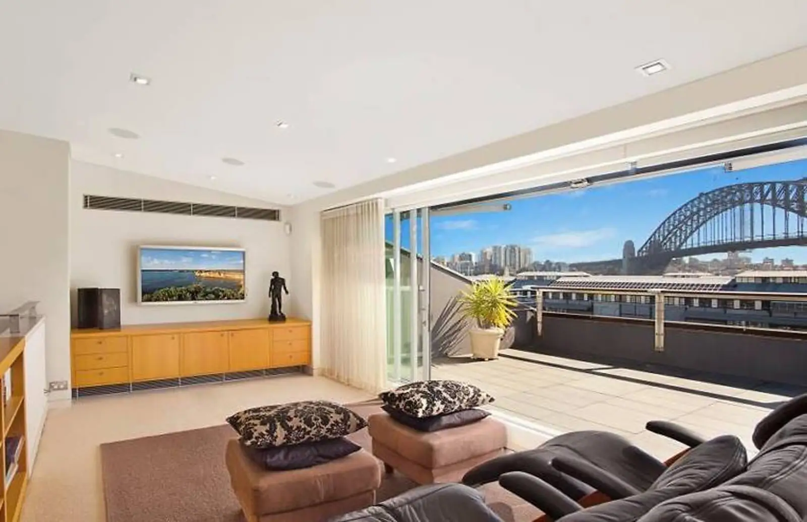 606/19 Hickson Road, Walsh Bay Sold by Sydney Sotheby's International Realty - image 3
