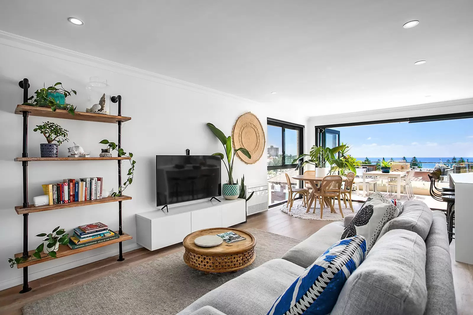 8/180-186 Coogee Bay Road, Coogee Sold by Sydney Sotheby's International Realty - image 3