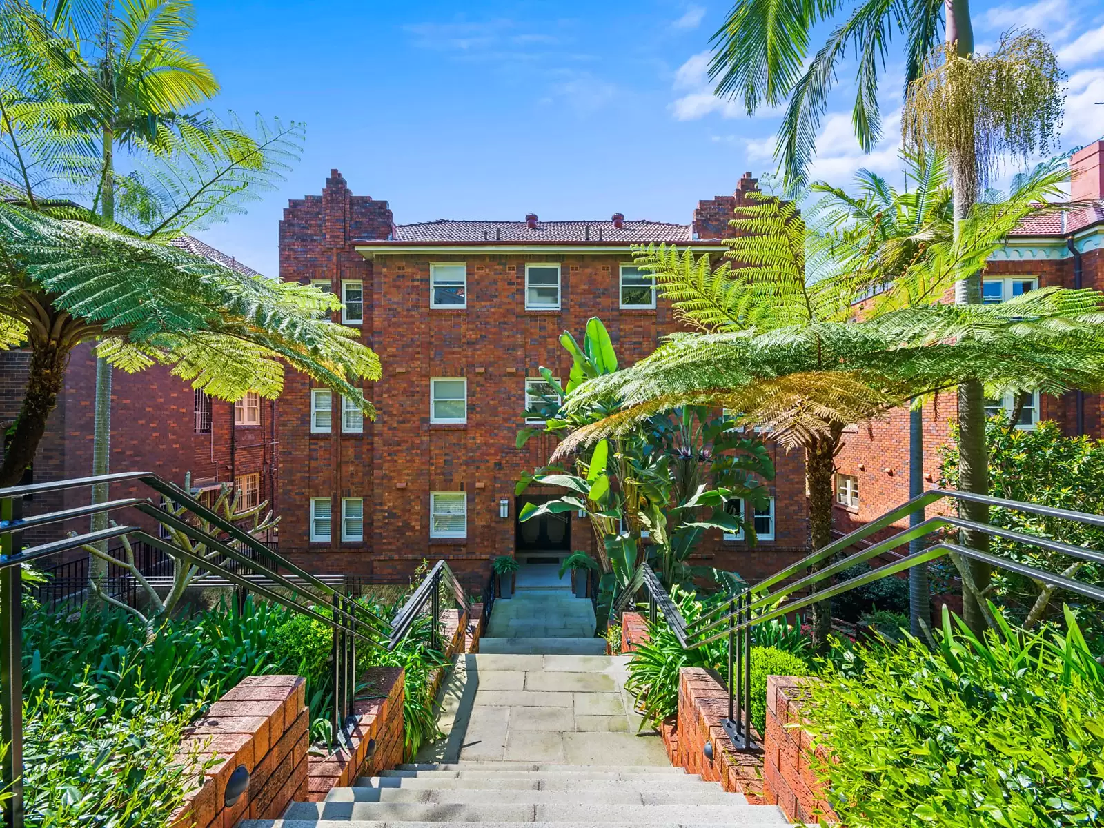 4/4 Aston Gardens, Bellevue Hill Auction by Sydney Sotheby's International Realty - image 1
