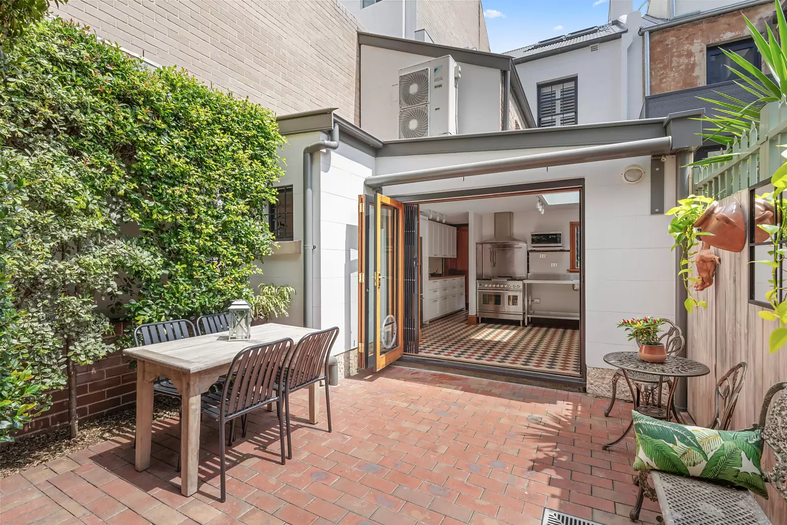 42 Buckingham Street, Surry Hills Sold by Sydney Sotheby's International Realty - image 2