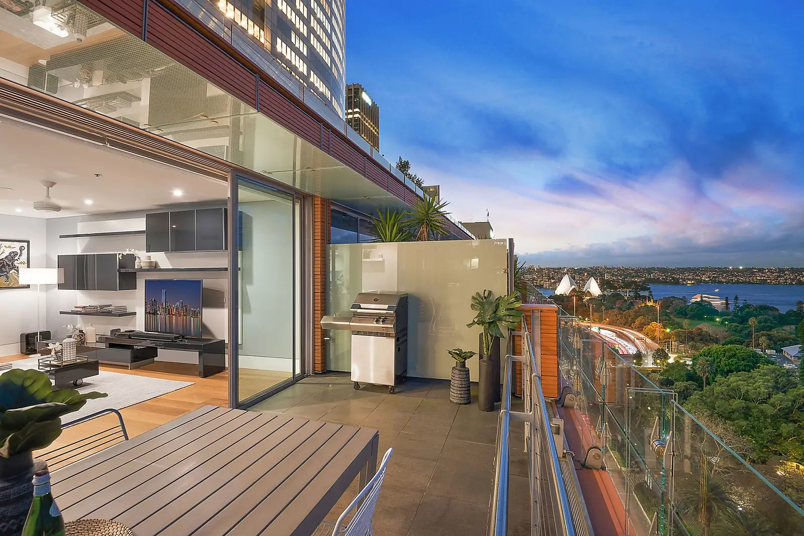 60/155 Macquarie Street, Sydney Sold by Sydney Sotheby's International Realty - image 1