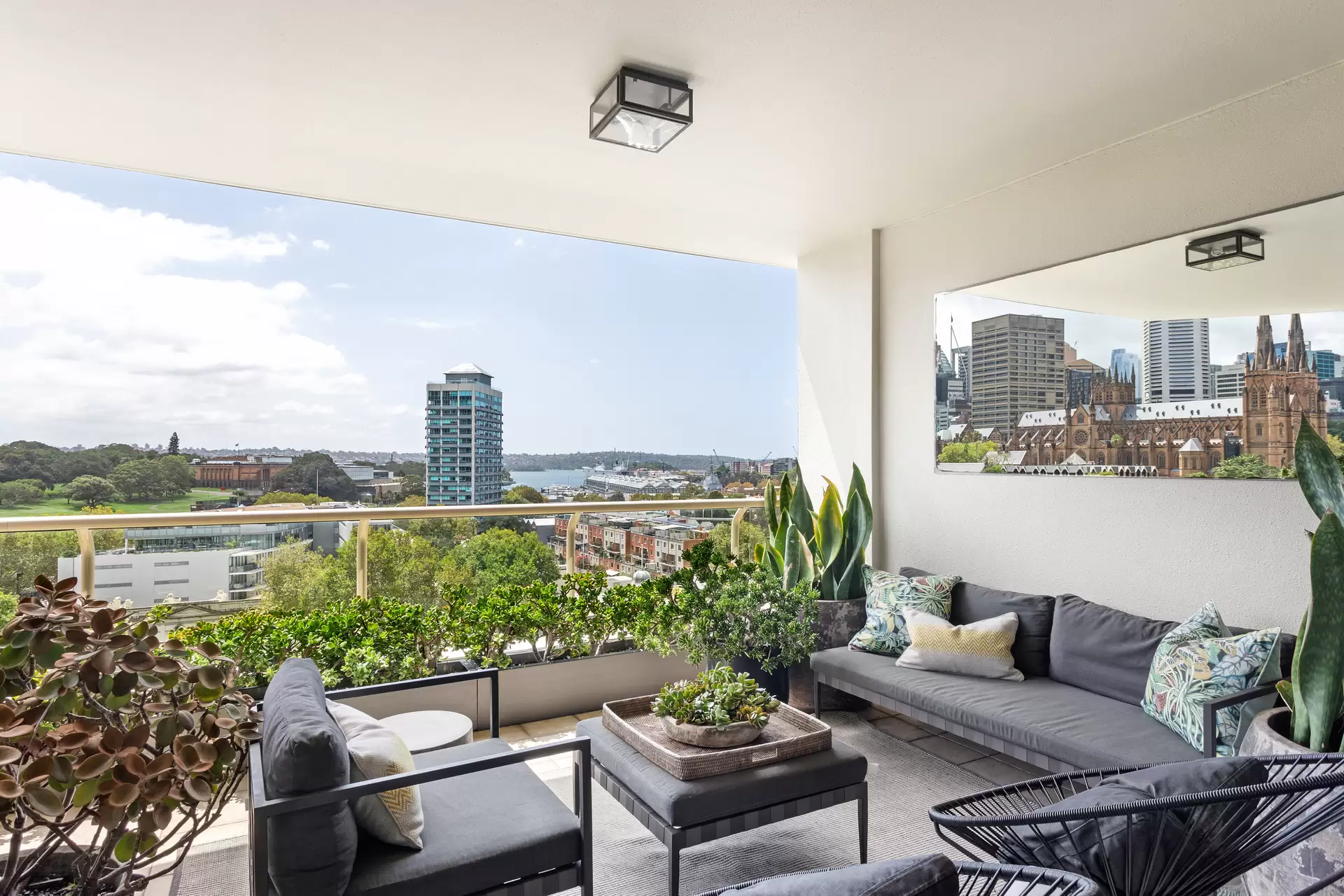 908/63 Crown Street, Woolloomooloo Auction by Sydney Sotheby's International Realty - image 1