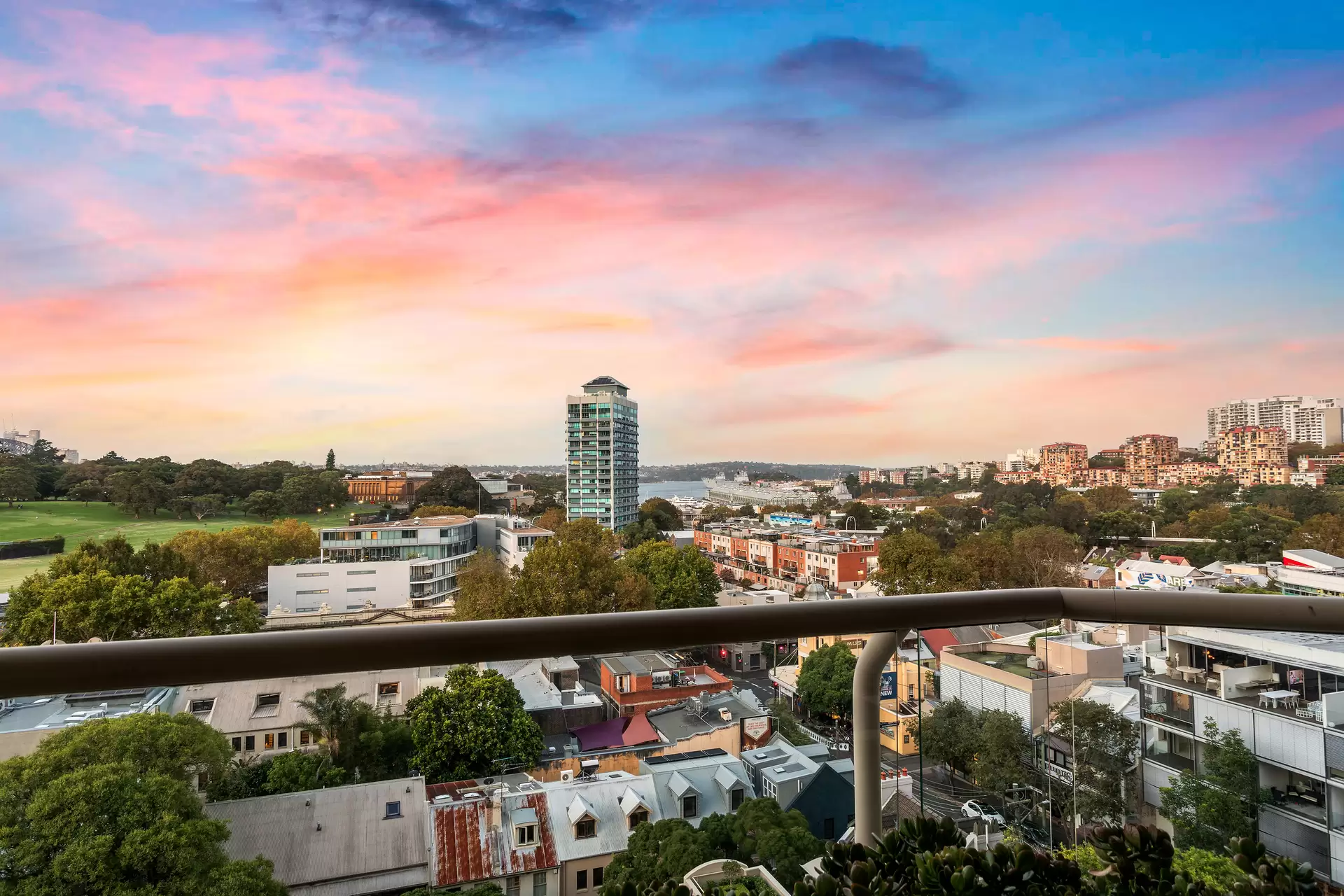 908/63 Crown Street, Woolloomooloo Auction by Sydney Sotheby's International Realty - image 1