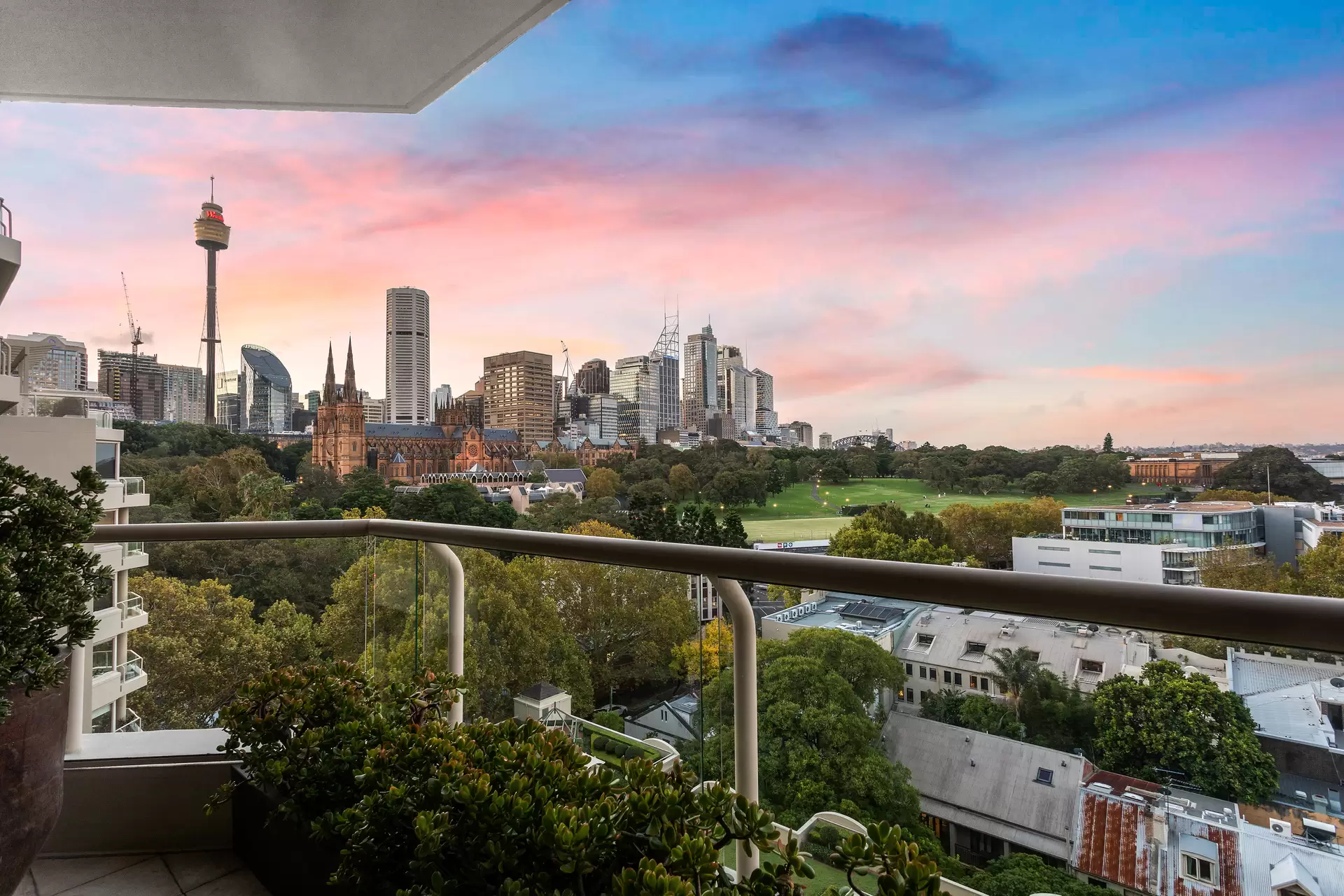 908/63 Crown Street, Woolloomooloo Auction by Sydney Sotheby's International Realty - image 1