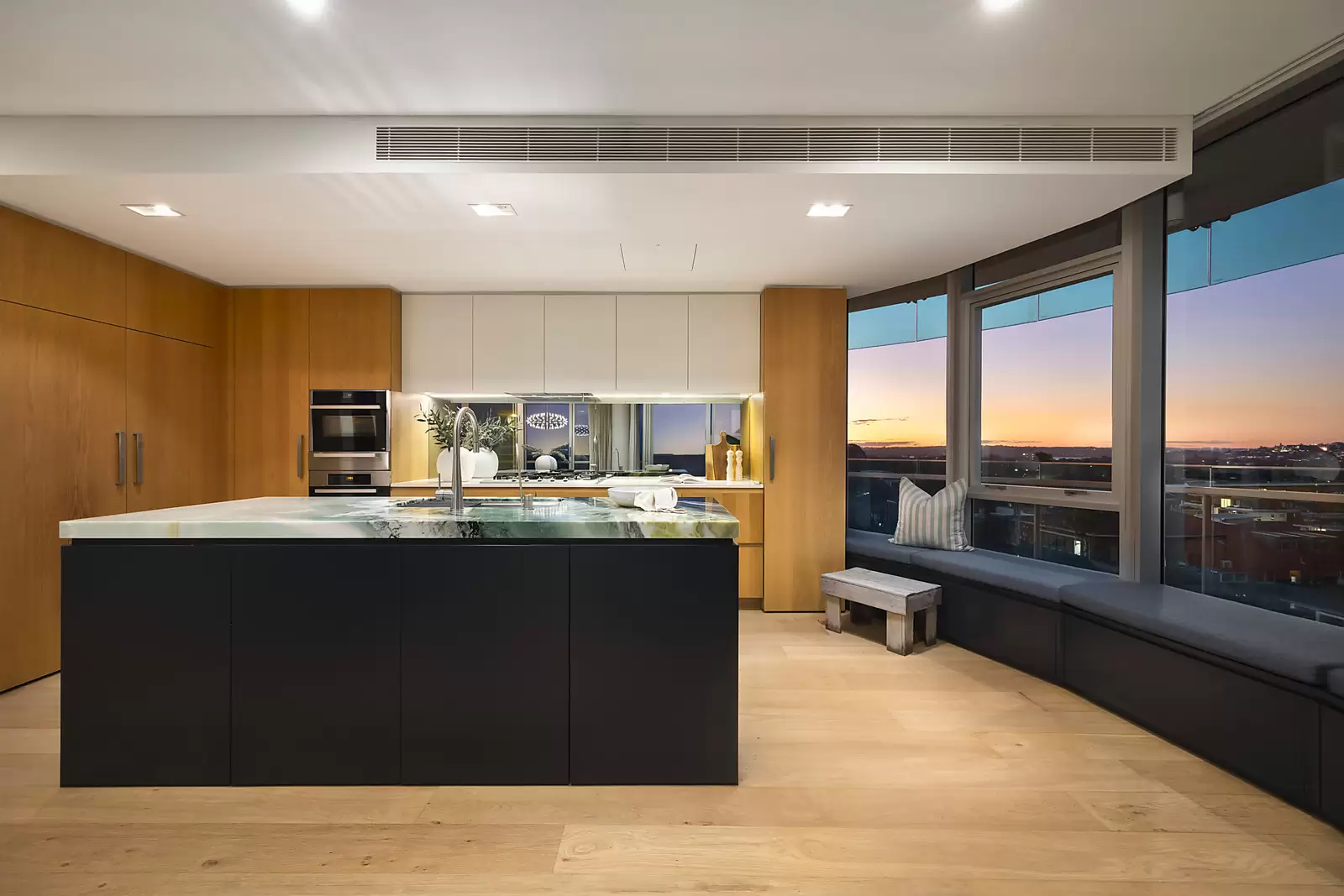 605/63 Hall Street, Bondi Beach Auction by Sydney Sotheby's International Realty - image 3