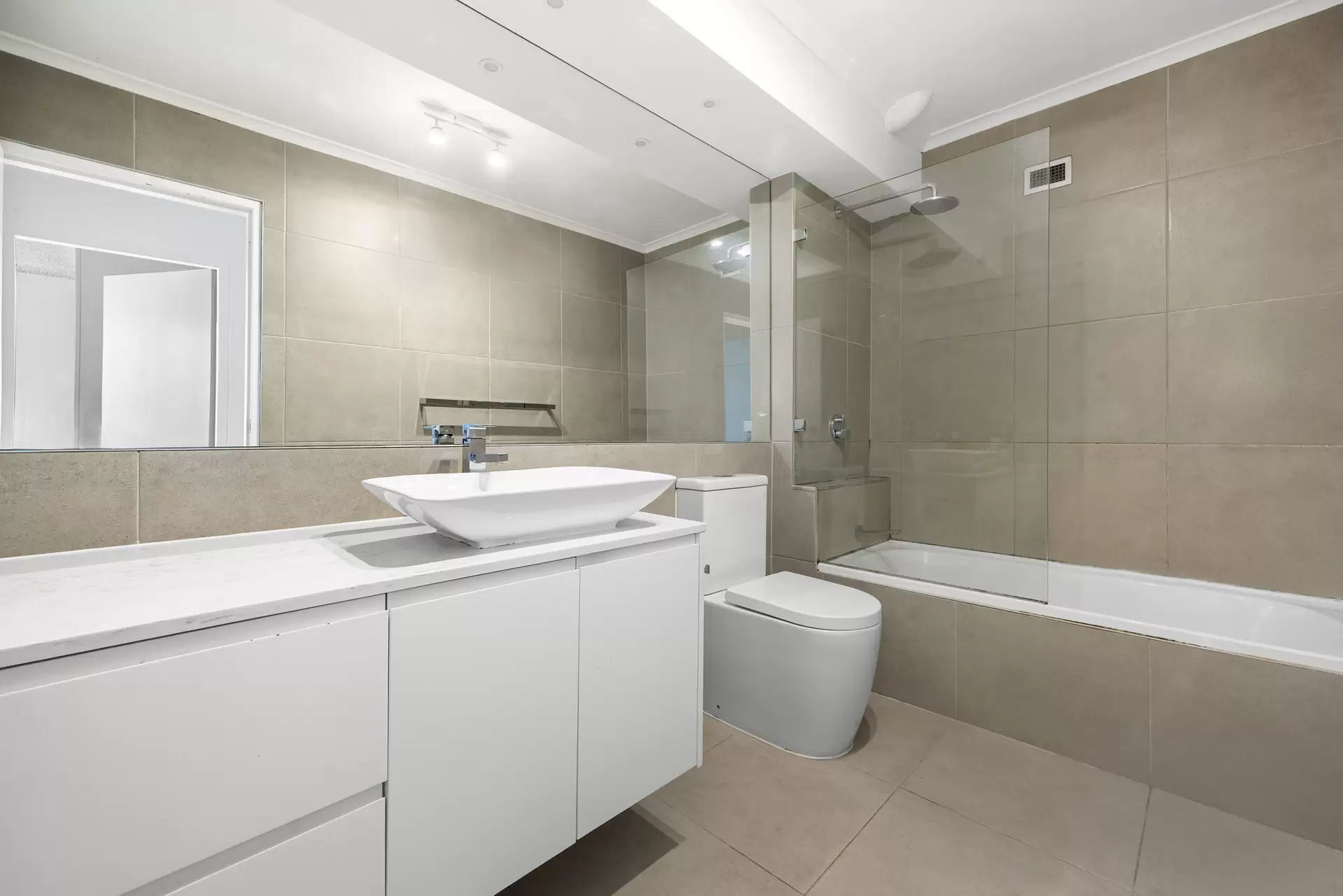 2A/16 Bligh Place, Randwick Auction by Sydney Sotheby's International Realty - image 1