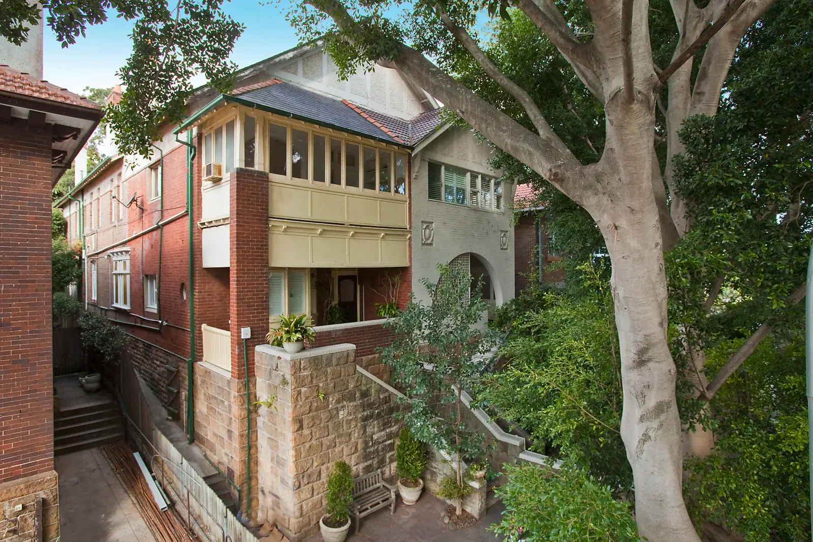 33 Darling Point Road, Darling Point Sold by Sydney Sotheby's International Realty - image 1