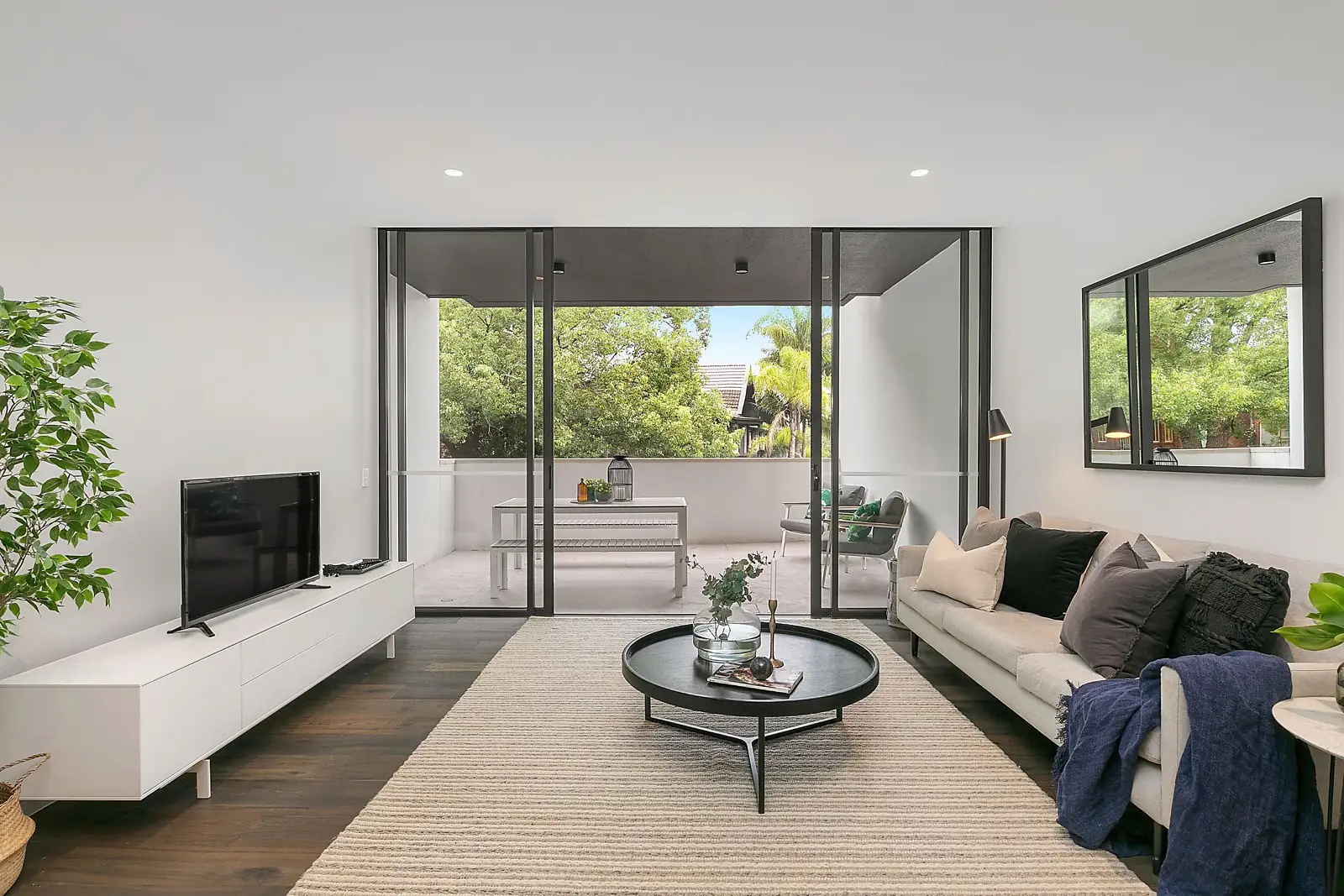 2/321 New South Head Road, Double Bay Sold by Sydney Sotheby's International Realty - image 1