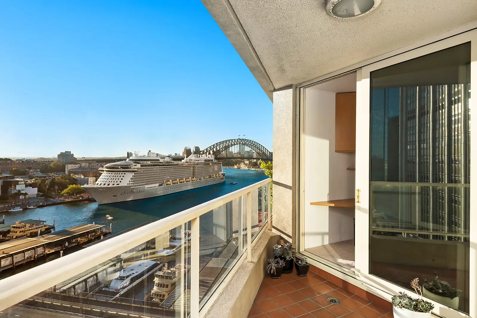 'The Quay' Residence 1401, 2 Phillip Street, Sydney Sold by Sydney Sotheby's International Realty - image 3