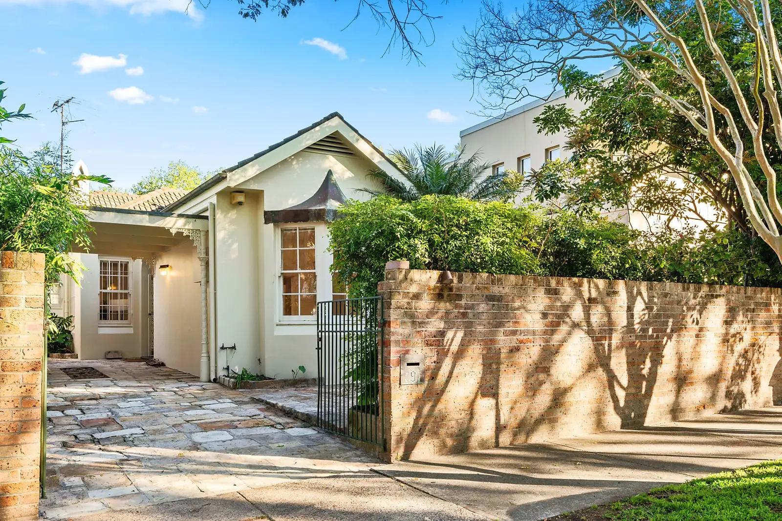 9 Court Road, Double Bay Sold by Sydney Sotheby's International Realty - image 1