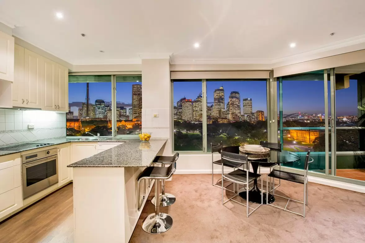'The Domain' 1202/22 Sir John Young Crescent, Woolloomooloo Sold by Sydney Sotheby's International Realty - image 4