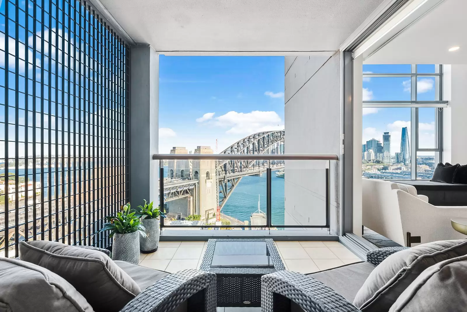 1906/2 Dind Street, Milsons Point Sold by Sydney Sotheby's International Realty - image 1